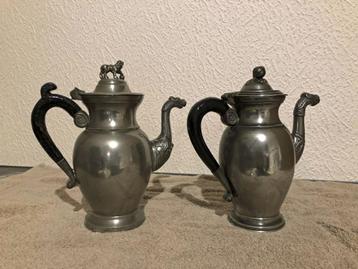 2  tinnen koffiepotjes – fin de siècle 19de eeuw beschikbaar voor biedingen