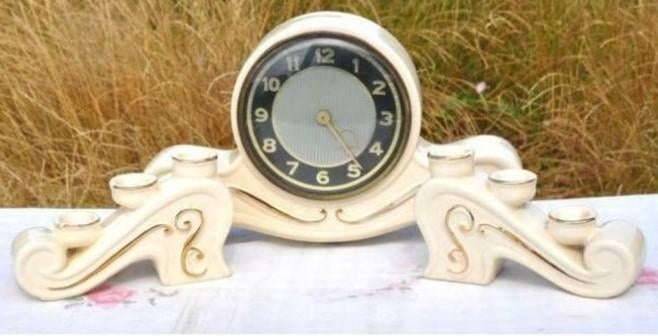 § horloge avec ses deux bougeoirs en faience, Antiquités & Art, Antiquités | Horloges, Enlèvement ou Envoi