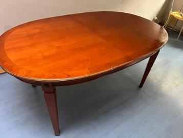 mooie ovale houten eetkamertafel beschikbaar voor biedingen
