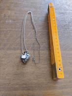 Halsketting hol hart grijs/zilverkleurig, Handtassen en Accessoires, Kettingen, Ophalen of Verzenden, Gebruikt, Grijs