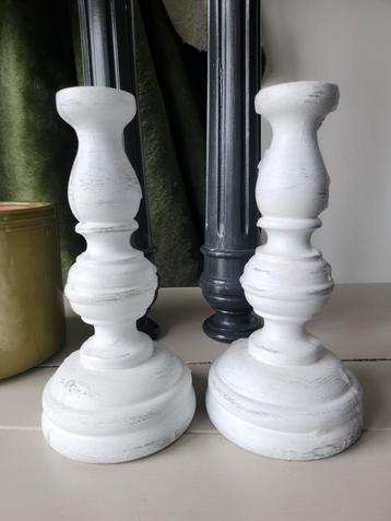 Witte kandelaar klein patine van wit en bruin beschikbaar voor biedingen