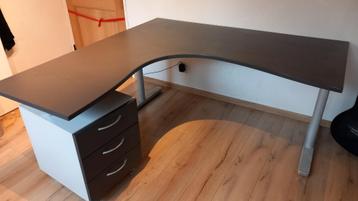 hoekbureau beschikbaar voor biedingen