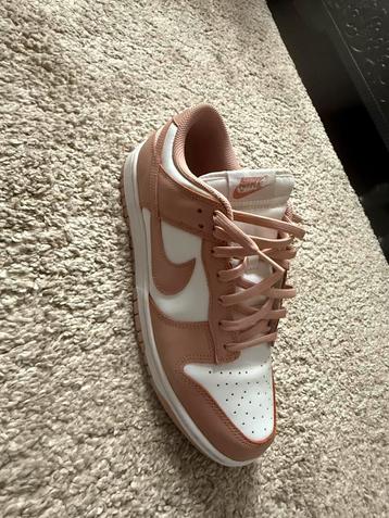Nike Dunk Low Roze – Maat 44 beschikbaar voor biedingen