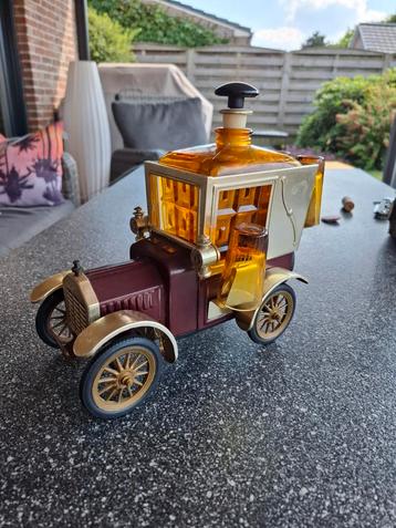 Ford 1918 karaf met 3 glaasjes. Is ook een muziekdoosje.  beschikbaar voor biedingen
