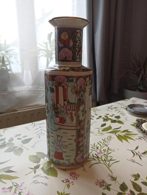 Grote Aziatische vaas met afwisselend bloementafereel en mot, Antiek en Kunst, Antiek | Vazen, Ophalen