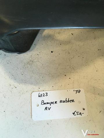 Mercedes W123 Sedan 1978 Bumperhoek / Rubber Rechtsvoor beschikbaar voor biedingen