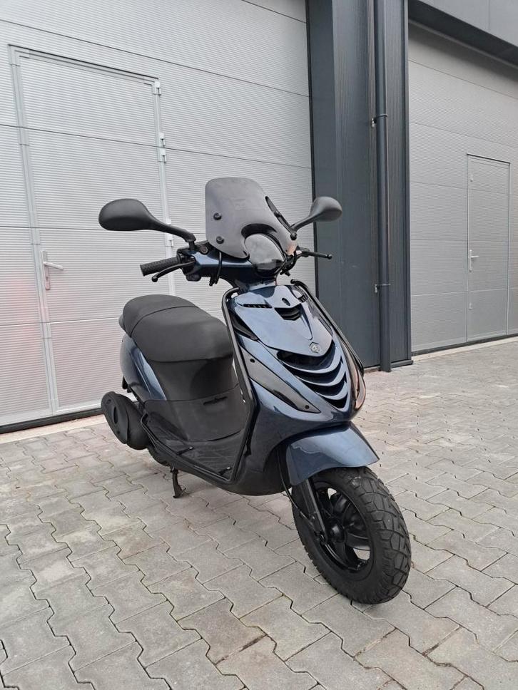 Piaggio Zip 4T Scooter Midnight Blauw FULL OPTION (B-KLASSE), Fietsen en Brommers, Snorfietsen en Snorscooters, Zo goed als nieuw