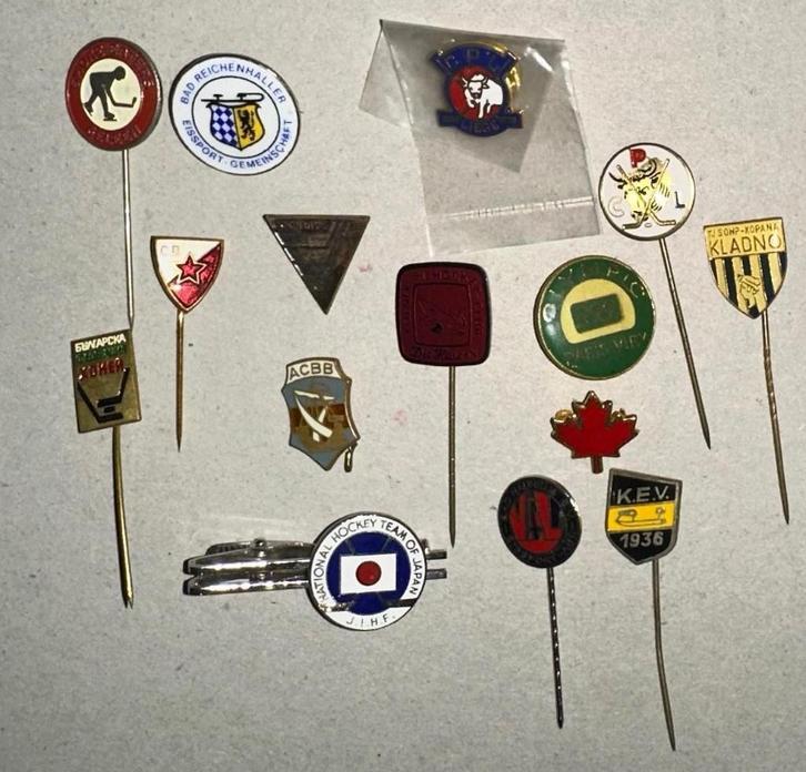 pin's épinglette hockey sur glace clp Liège année 1970, Collections, Collections Autre, Utilisé, Enlèvement ou Envoi