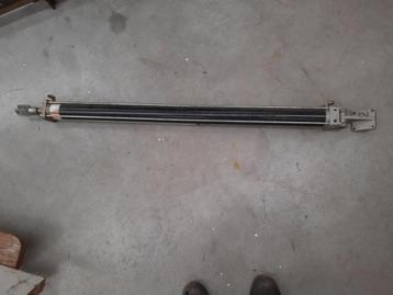 2 Pneumatische pistons 1 m. slag !! beschikbaar voor biedingen