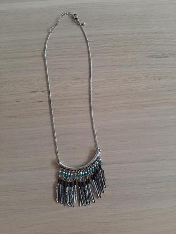 Ketting met veertjes beschikbaar voor biedingen