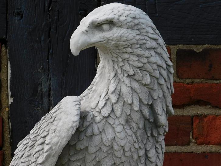 Adelaar op Boomstronk - 105 cm - Steen, Tuin en Terras, Tuinbeelden, Dierenbeeld, Steen, Ophalen of Verzenden