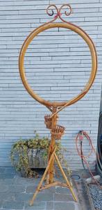 Rotan plantenhouder, Ophalen