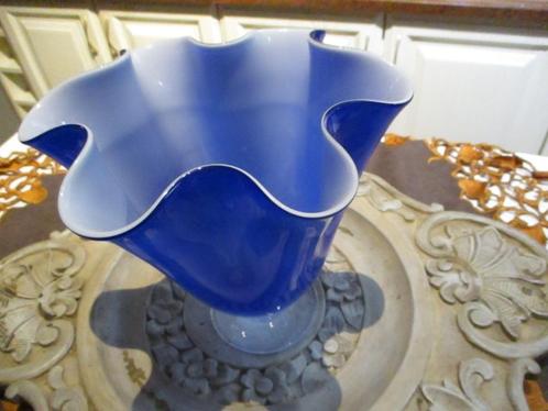 Transparante opalineblauwe vaas., Huis en Inrichting, Woonaccessoires | Vazen, Blauw, Ophalen of Verzenden
