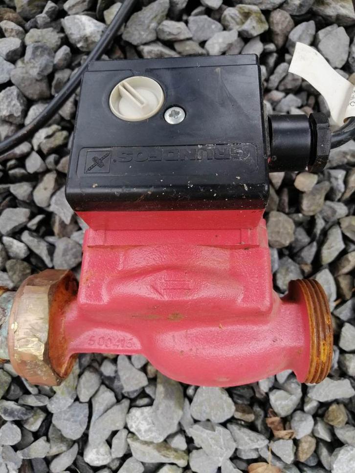 Circulateur GRUNDFOS UPS 2, Doe-het-zelf en Bouw, Verwarming en Radiatoren, Gebruikt, Cv-ketel of Combi-ketel, Ophalen