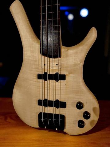 Elwray Basses FMA4 (fretless custom) beschikbaar voor biedingen