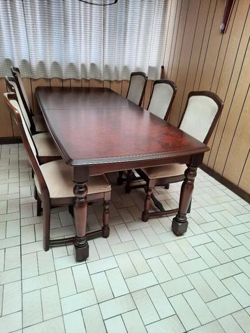 tafel met 6 stoelen beschikbaar voor biedingen