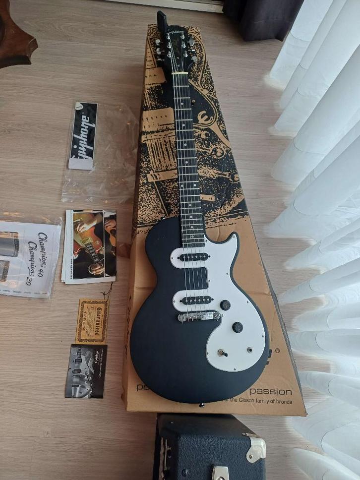 Electric guitar Epiphone + TUNER FOR STRINGS, Muziek en Instrumenten, Snaarinstrumenten | Gitaren | Elektrisch, Zo goed als nieuw