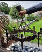 Lustres en fer forgé, Enlèvement