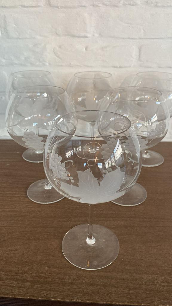 6 grote kristallen wijnglazen met geslepen tekening, Enlèvement