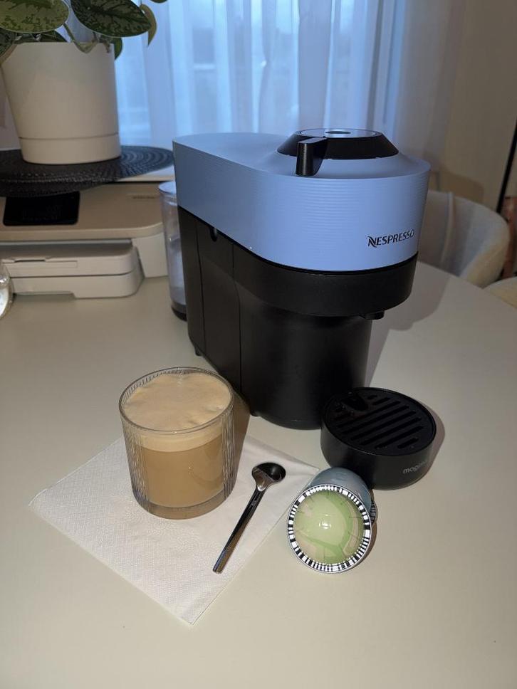 Nespresso Vertuo Pop BLEU CIEL MINT comme NEUF, Elektronische apparatuur, Koffiezetapparaten, Zo goed als nieuw, Koffiepads en cups