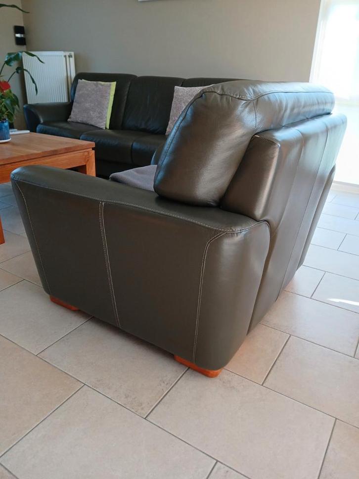 Un siège à trois places et deux sièges à une place., Maison & Meubles, Fauteuils, Comme neuf, Cuir, 125 cm ou plus, 75 à 100 cm