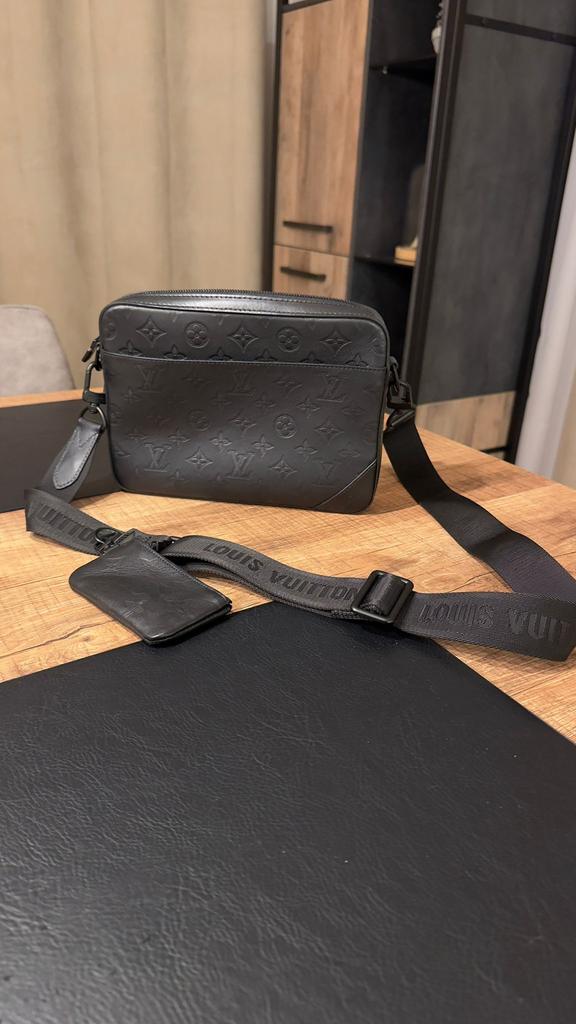 LOUIS VUITTON Duo Messenger Black Monogram Shadow Leather, Bijoux, Sacs & Beauté, Sacs | Sacs à bandoulière, Comme neuf, Enlèvement