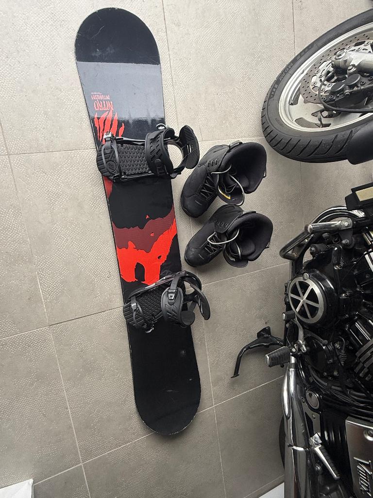 Zwarte Nitro Snowboard K2-binding, Sport en Fitness, Snowboarden, Ophalen of Verzenden, Gebruikt, Board