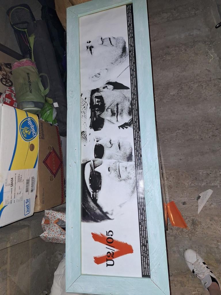 Affiche de la tournée 2005 de U2 Vertigo, Enlèvement