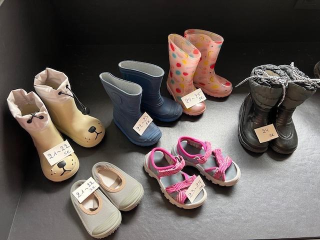 kinderen regenlaarzen, Kinderen en Baby's, Kinderkleding | Schoenen en Sokken, Zo goed als nieuw, Laarzen, Jongen of Meisje, Ophalen