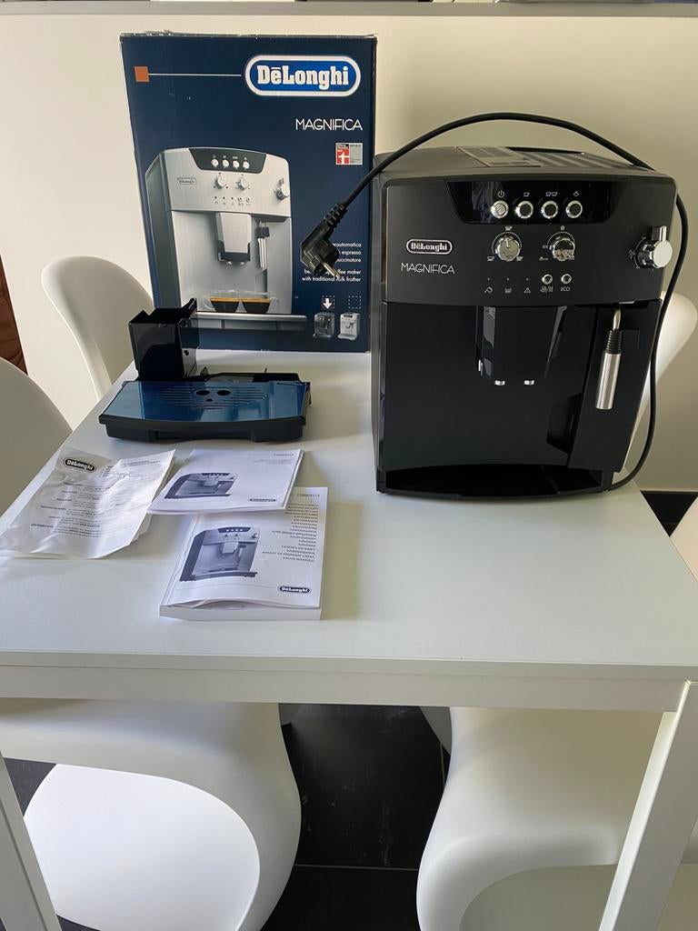 Delonghi Magnifica Esam04.110.B black, Elektronische apparatuur, Espresso apparaat, Zo goed als nieuw, Afneembaar waterreservoir