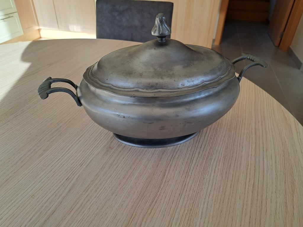 Soupière en étain, Enlèvement