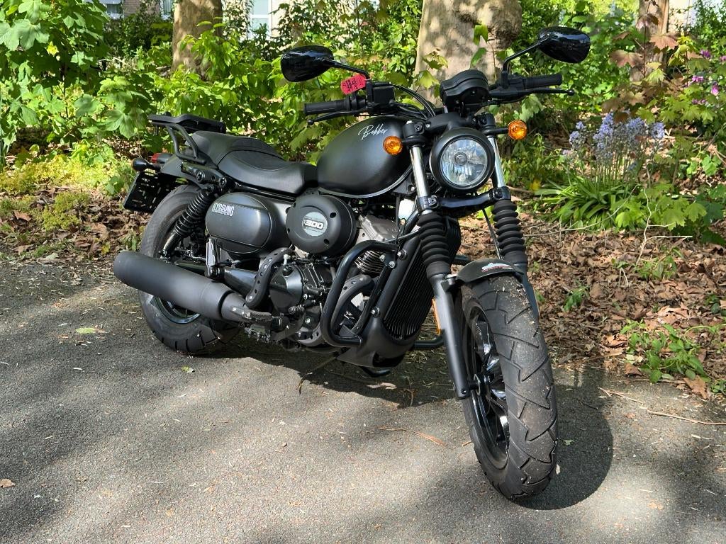 Hyosung Aquila GV300 S Bobber Black Edition 2022 met 200km !, Motos, Motos | Hyosung, 296 cm³, Chopper, 2 cylindres, Permis Moto A2 minimum