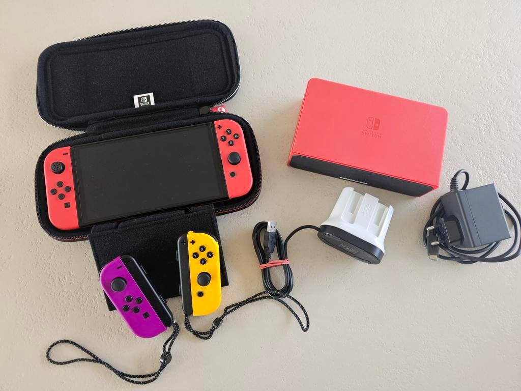 Nintendo Switch OLED - Mario Edition, Enlèvement ou Envoi, Comme neuf, Avec 3 manettes ou plus, Switch OLED
