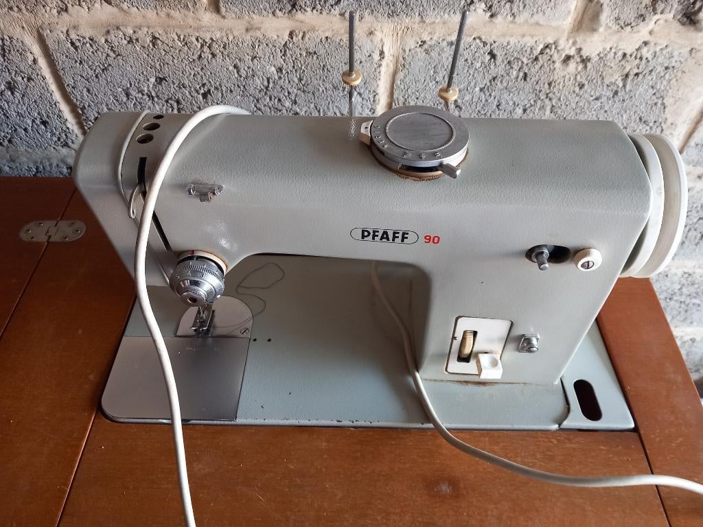 DRINGEND WEG Pfaff 90 naaimachine ingebouwd in meubelkast., Antiek en Kunst, Antiek | Naaimachines, Ophalen
