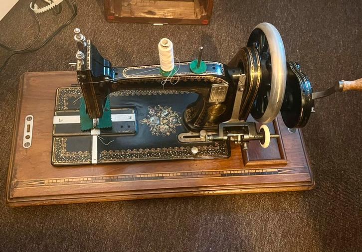 Gritzner Durlach uit 1893/1896 met accessoires, Antiek en Kunst, Antiek | Naaimachines, Ophalen of Verzenden