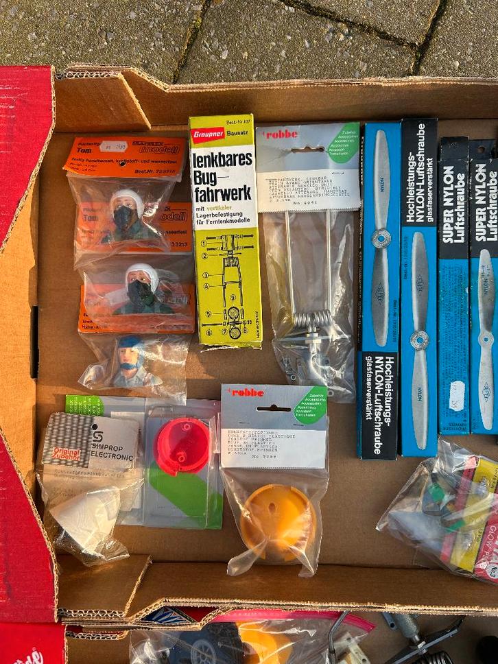 Vliegtuig RC materiaal divers vintage, Hobby & Loisirs créatifs, Modélisme | Radiocommandé & Téléguidé | Avions, Utilisé, Enlèvement ou Envoi