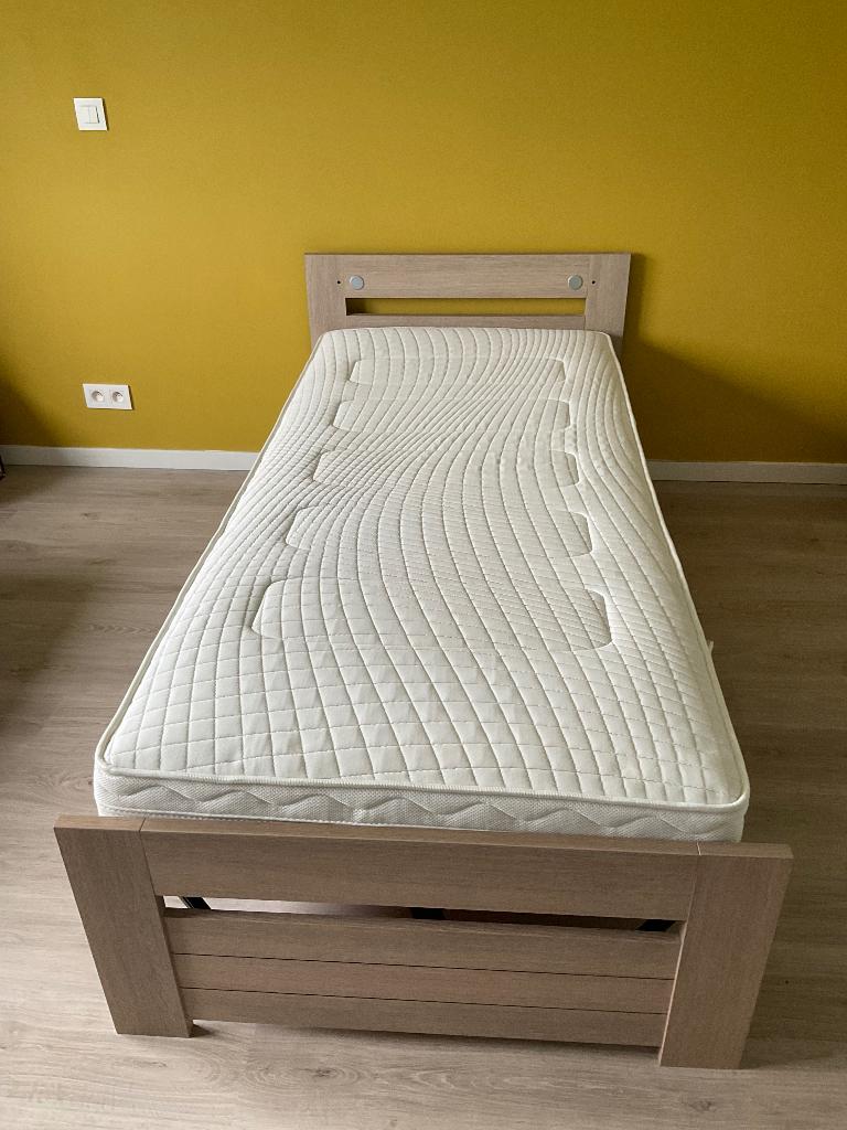 Bed, Huis en Inrichting, Slaapkamer | Bedden, Ophalen, 90 cm, Eenpersoons, Bruin