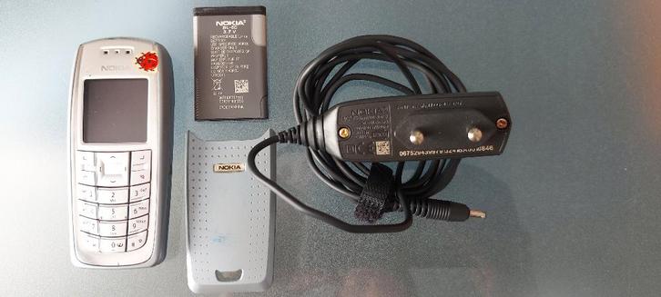 Nokia 3120 + chargeur - mobile vintage - objet de collection, Télécoms, Téléphonie mobile | Nokia, Utilisé, Sans abonnement, Sans simlock