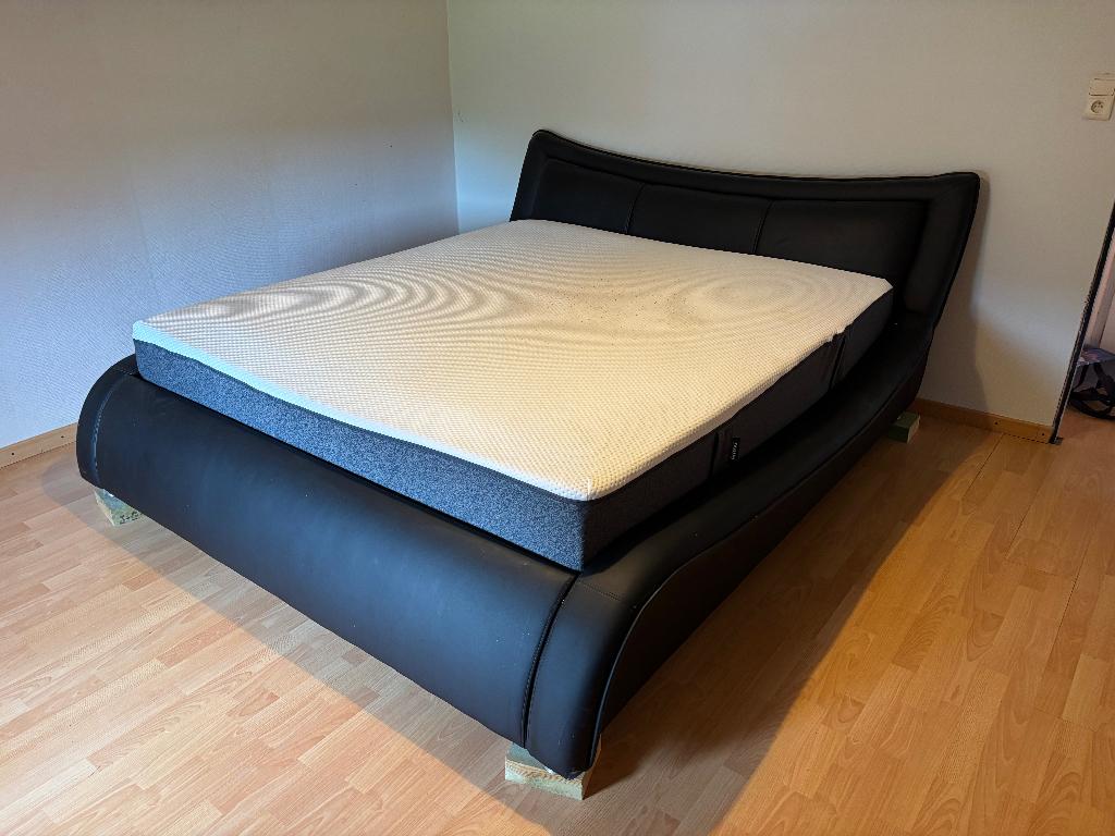 Lit deux personnes en cuir noir venant des Meubles Mailleux, Autres dimensions, Enlèvement, Utilisé, Autres dimensions