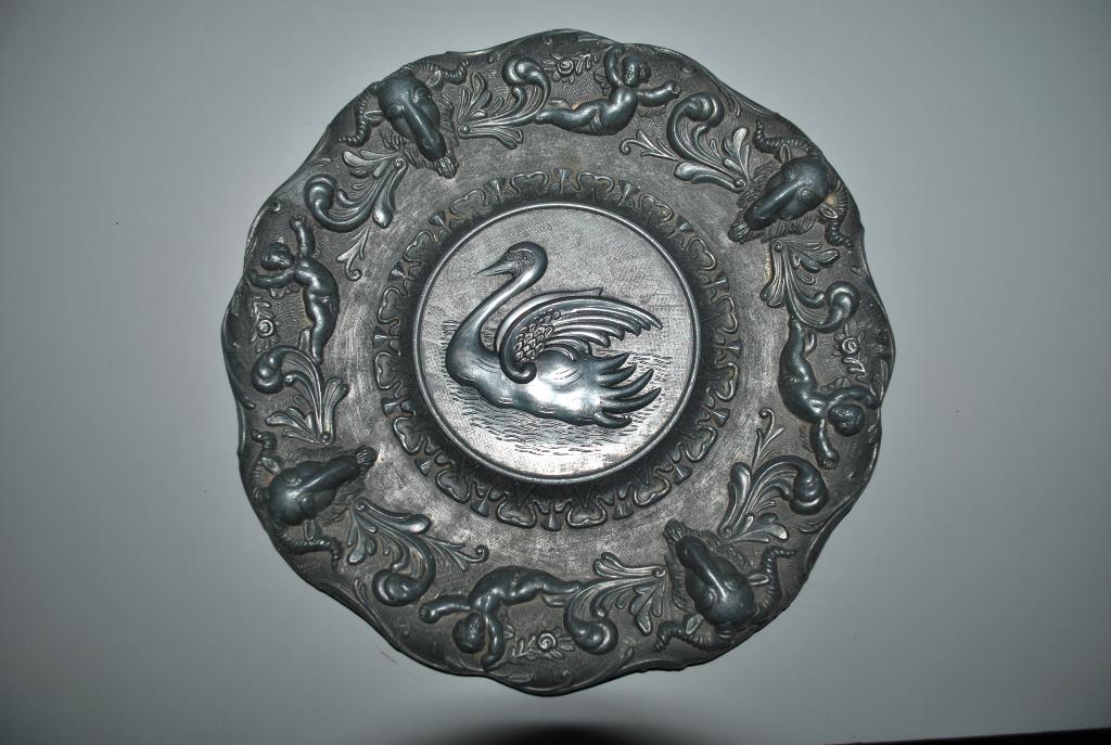 Assiette zamac décor cygne Diamètre : 23 cm Bon état, Antiquités & Art, Enlèvement ou Envoi