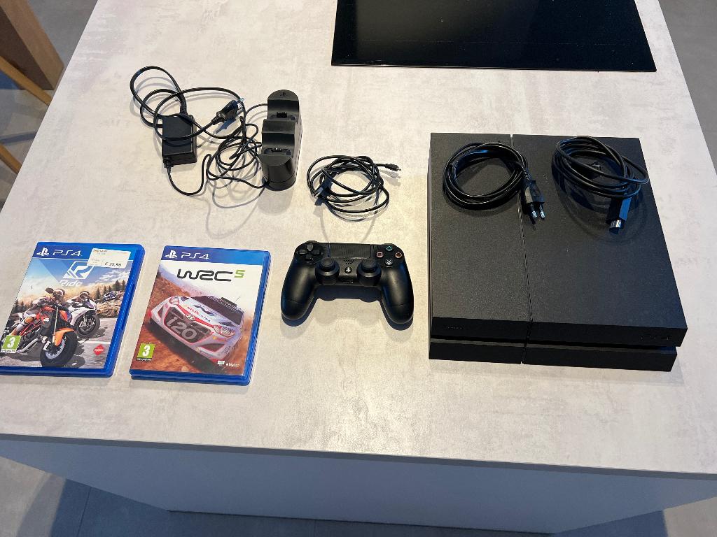 PS 4 met dubbele oplader voor controllers, 2 joueurs, À partir de 12 ans, Un ordinateur, Course et Pilotage