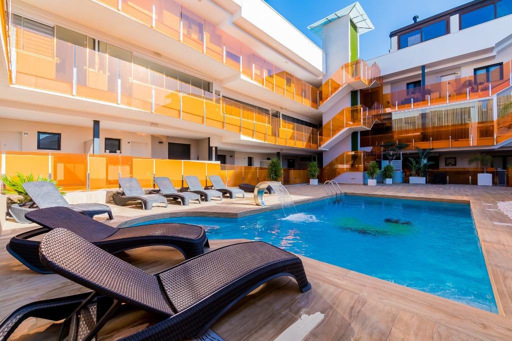 TE HUUR penthouse appartement 500 m strand Torrevieja Spanje, Immo, Appartementen en Studio's te huur