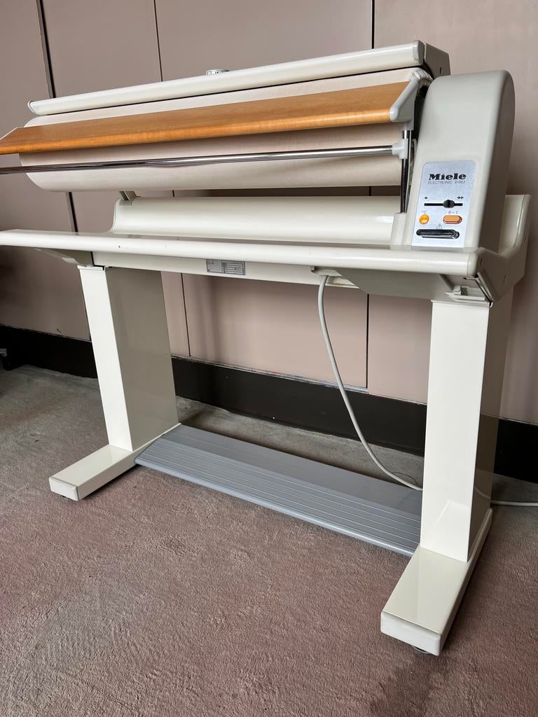 Miele strijkmachine / strijkrol, Elektronische apparatuur, Strijkijzers en Strijkplanken, Ophalen, Gebruikt