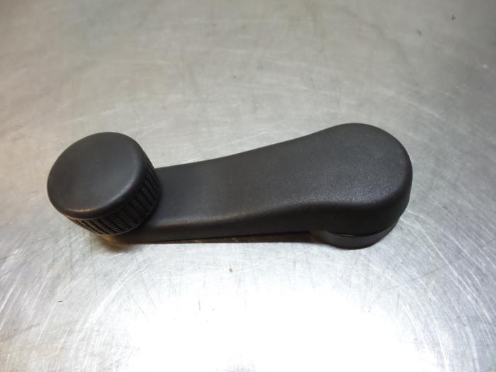 Manivelle de vitre d'un Volkswagen Golf (Golf 97-), Autos : Pièces & Accessoires, Vitres & Accessoires, Volkswagen, Utilisé, Enlèvement ou Envoi