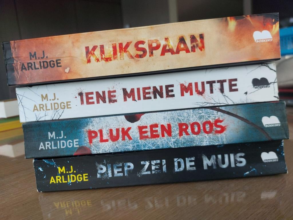 Thrillers MJ Arlidge, Ophalen