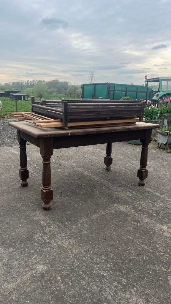 Kinderbed en tafel, Ophalen, Zo goed als nieuw