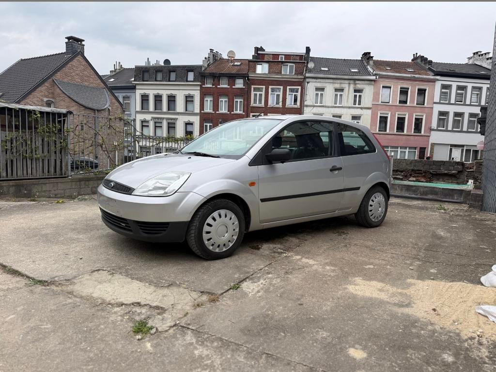 Ford fiesta 1.3 essence déjà prêté immatriculée, Autos, Ford, Argent ou Gris, Achat, 4 portes, Boîte manuelle
