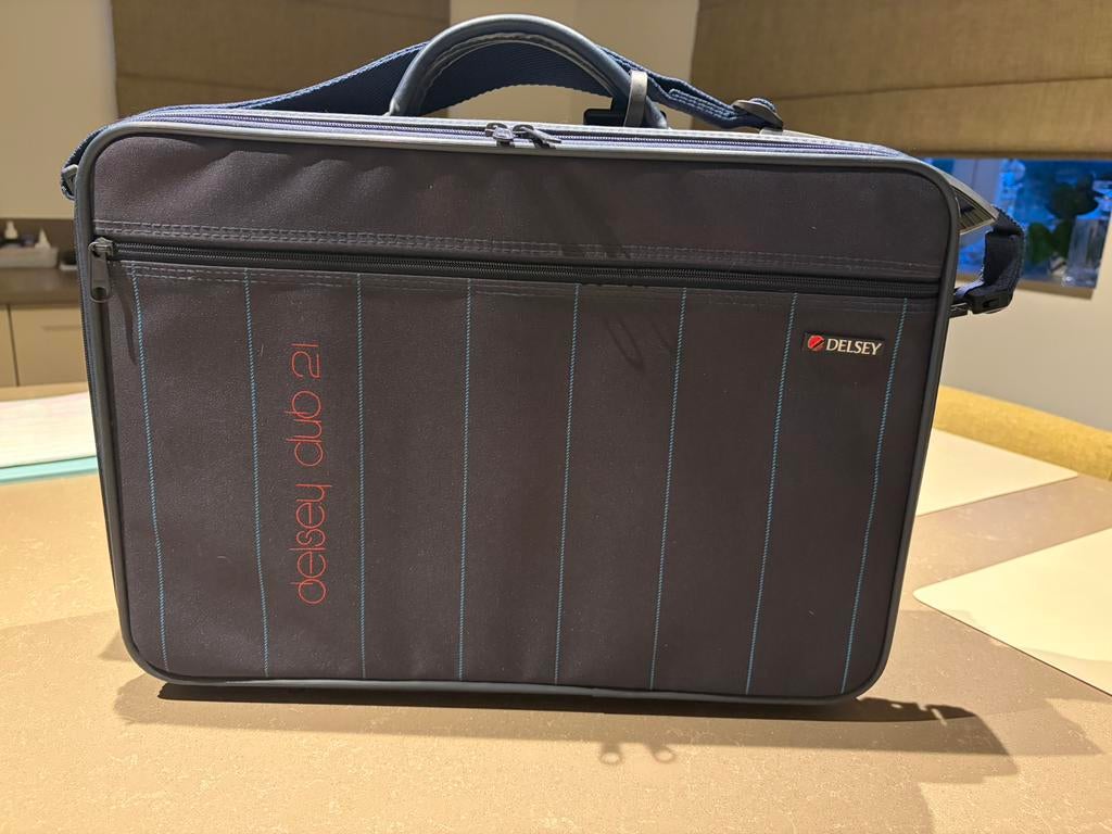 Delsey koffer - Club 21 - Vintage, Handtassen en Accessoires, Tassen | Reistassen en Weekendtassen, 30 cm of meer, Gebruikt, Blauw