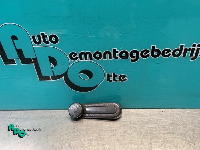 Manivelle de vitre d'un Daihatsu Cuore (Cuore 03-), Autos : Pièces & Accessoires, Vitres & Accessoires, Daihatsu, Utilisé, 3 mois de garantie