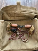Satchel signals bag 1940 en laryngofoon, Verzamelen, Militaria | Tweede Wereldoorlog, Ophalen of Verzenden, Landmacht, Overige typen